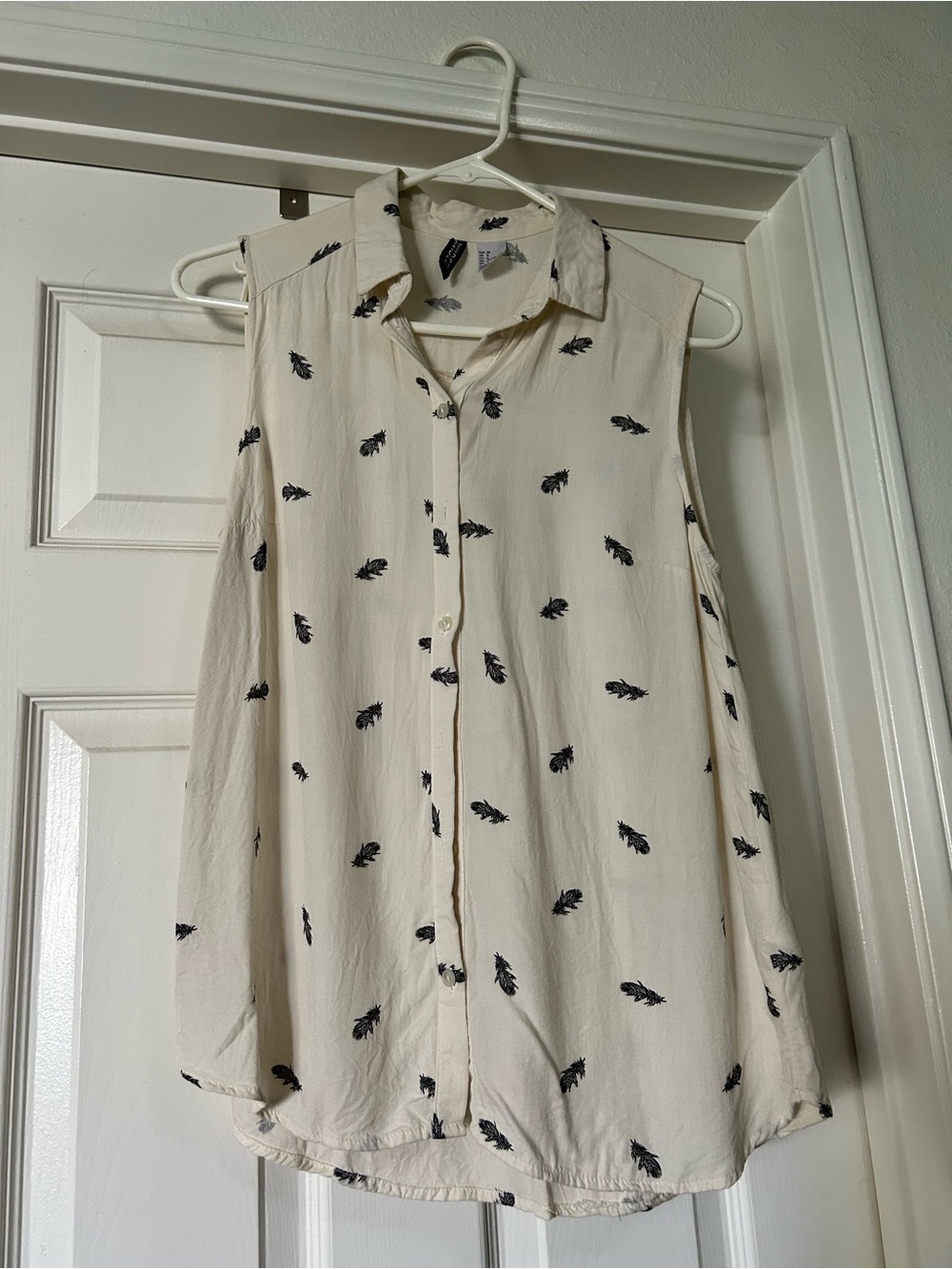 H&M Cream Sleeveless Button-Down Top with Black Feather Motif